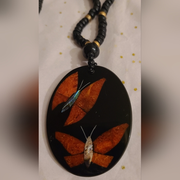 VINTAGE WOOD BEADED RESIN PENDANT BUTTERFLY MOTHER OF PEARL NECKLACE - Picture 4 of 16